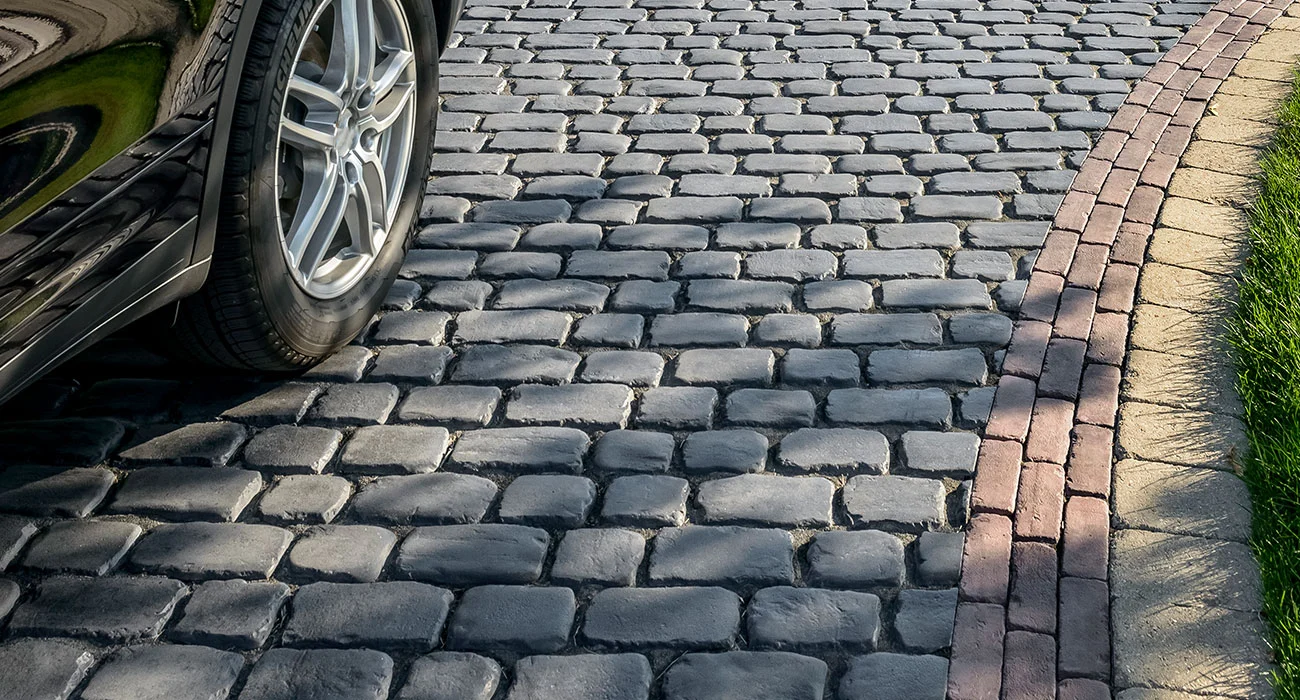 courtstone_driveway_basalt_closeup