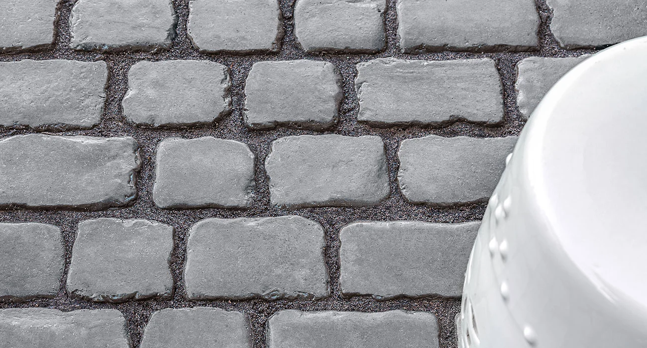 courtstone_patio_basalt_closeup