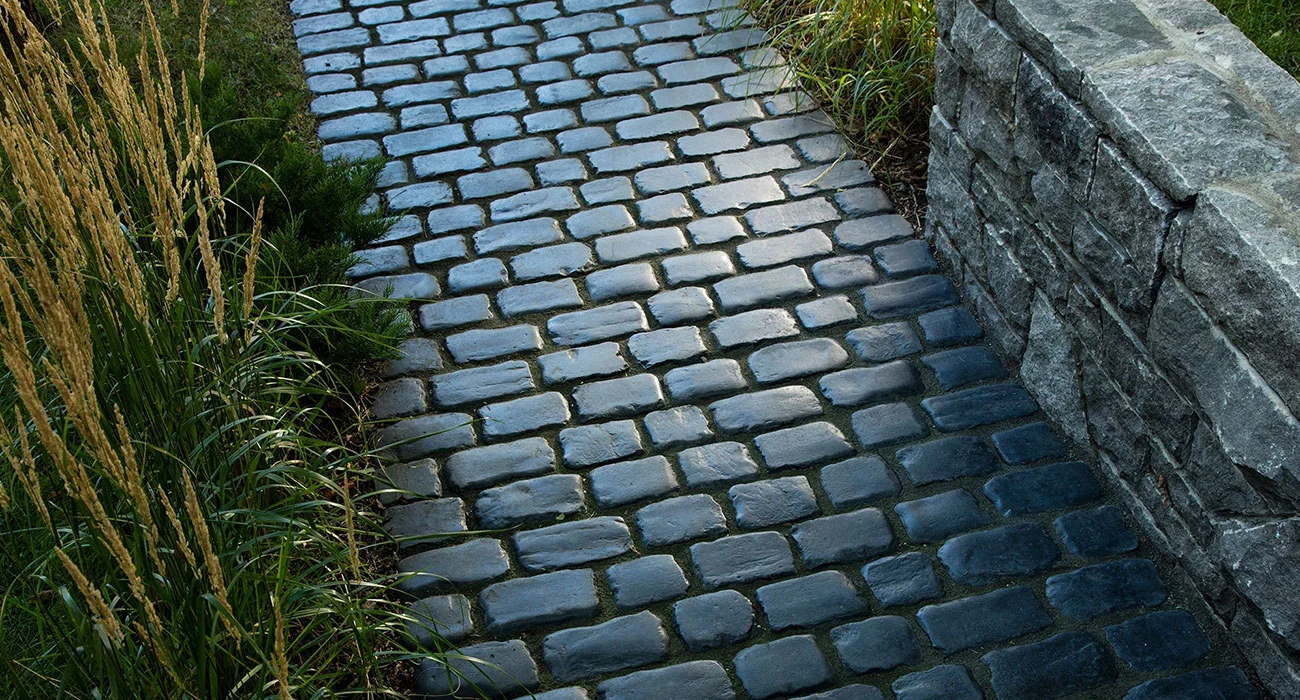 courtstone_walkway_basalt_closeup